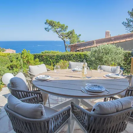 Sumptuous With Sea View And Its Renovated Outbuilding In The Heart Of Villa *