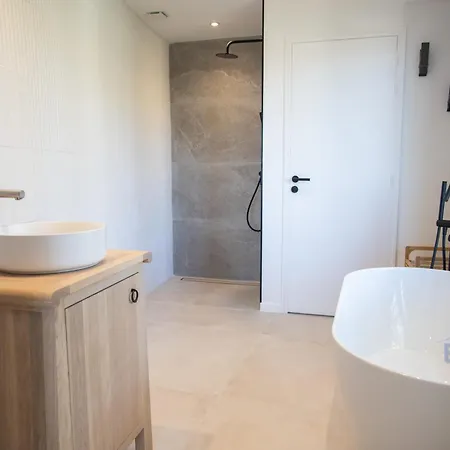 Villa Sumptuous With Sea View And Its Renovated Outbuilding In The Heart Of