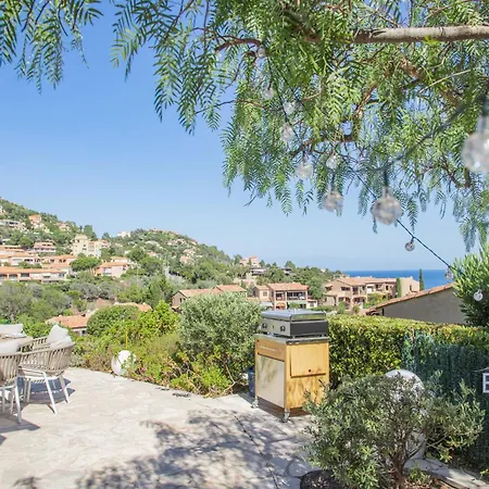 Sumptuous With Sea View And Its Renovated Outbuilding In The Heart Of Villa