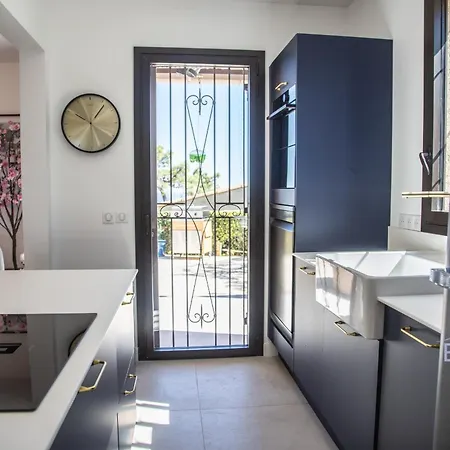 Sumptuous With Sea View And Its Renovated Outbuilding In The Heart Of * Théoule-sur-Mer