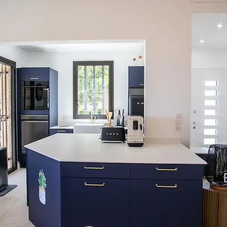 Sumptuous With Sea View And Its Renovated Outbuilding In The Heart Of