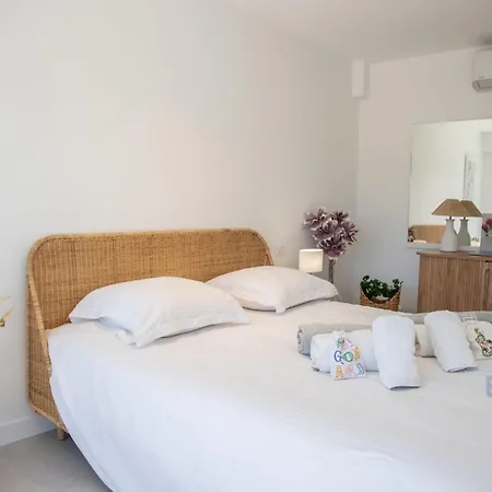 Sumptuous With Sea View And Its Renovated Outbuilding In The Heart Of *
