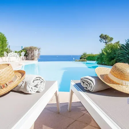 Sumptuous With Sea View And Its Renovated Outbuilding In The Heart Of *