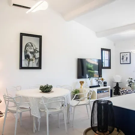 Villa Sumptuous With Sea View And Its Renovated Outbuilding In The Heart Of
