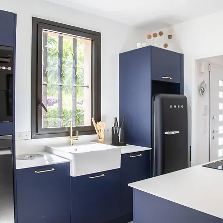 Sumptuous With Sea View And Its Renovated Outbuilding In The Heart Of Villa