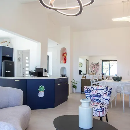 Sumptuous With Sea View And Its Renovated Outbuilding In The Heart Of *
