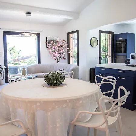 Sumptuous With Sea View And Its Renovated Outbuilding In The Heart Of Villa