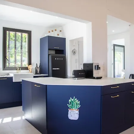 Sumptuous With Sea View And Its Renovated Outbuilding In The Heart Of *