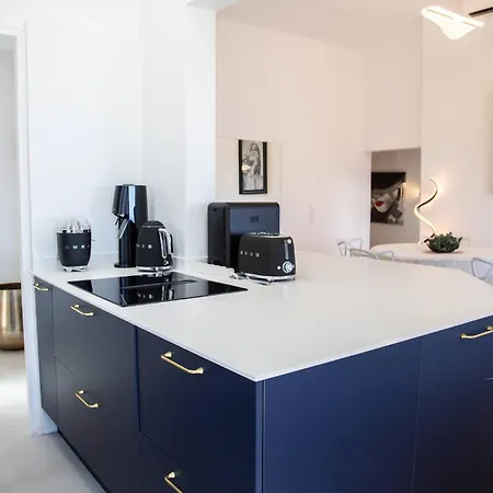 Sumptuous With Sea View And Its Renovated Outbuilding In The Heart Of Villa *