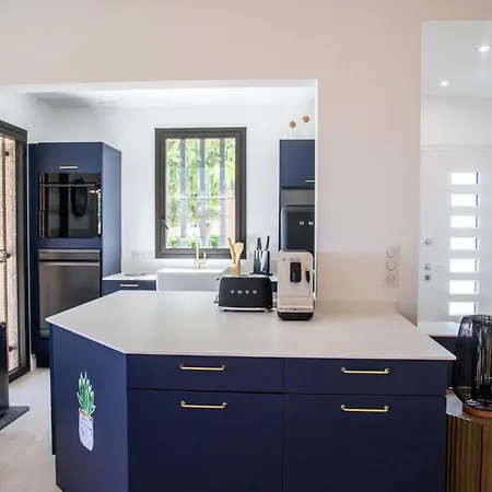 Sumptuous With Sea View And Its Renovated Outbuilding In The Heart Of Villa *