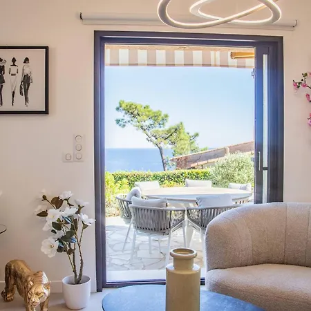 Sumptuous With Sea View And Its Renovated Outbuilding In The Heart Of Villa Théoule-sur-Mer