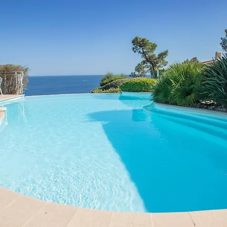 Sumptuous With Sea View And Its Renovated Outbuilding In The Heart Of Villa